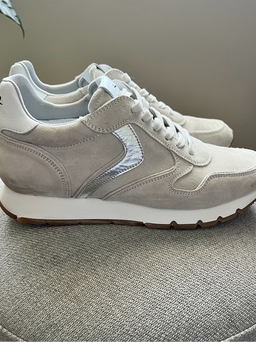 Voile Blanche Women's Light Beige Suede Athletic Sneakers